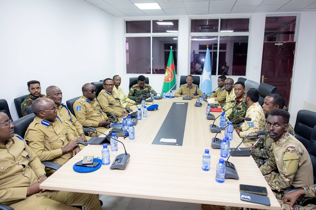 General Kaniif oo la kulmay Saraakiisha Militariga.jpg